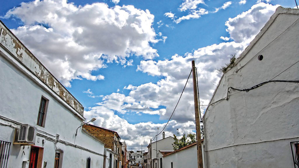 White houses of Marinaleda | Photo: Ana Vigueras (https://www.flickr.com/photos/paranoiasdelavida/3473410282)